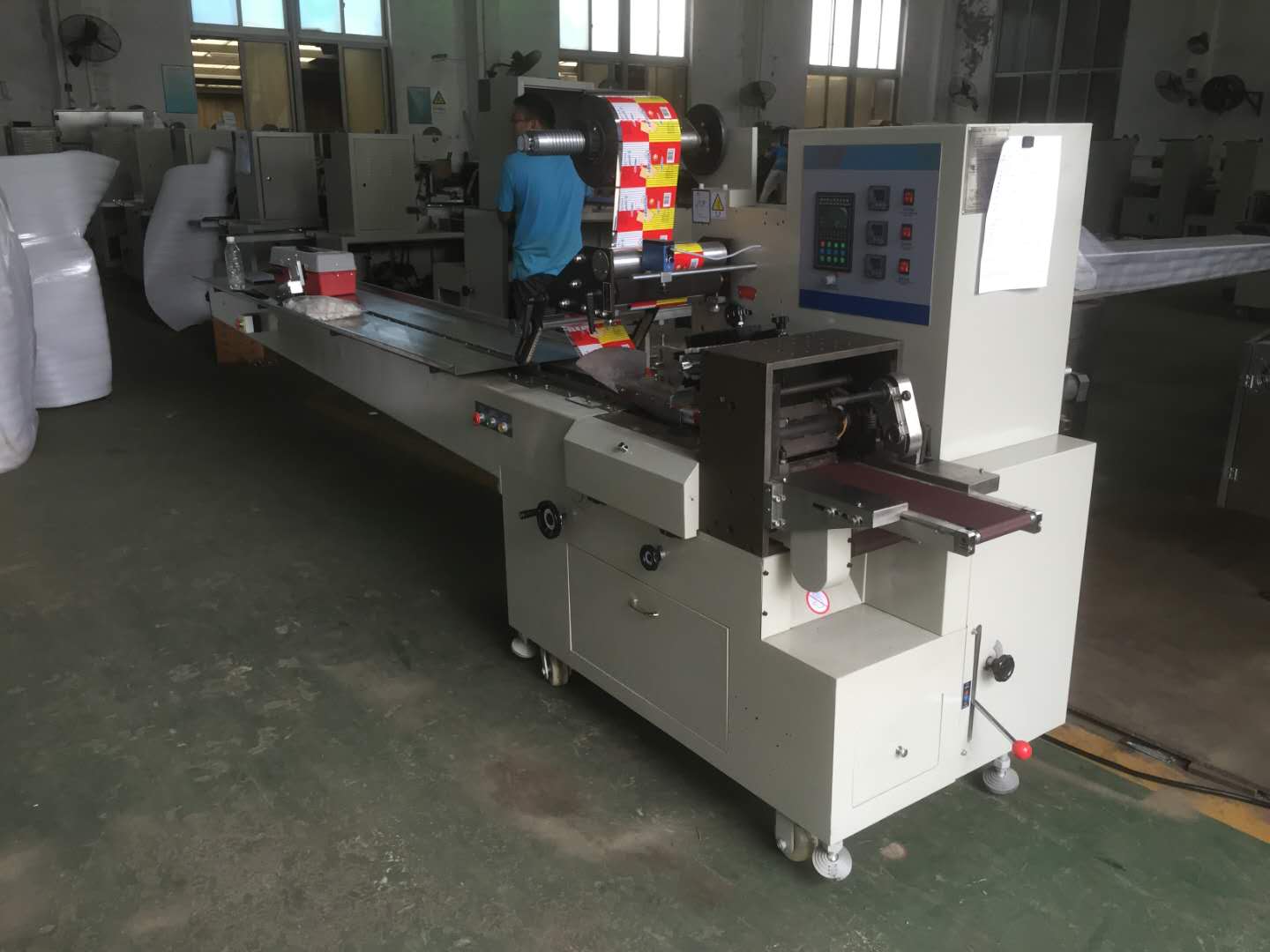China Automatic Horizontal Pillow Flow Type Wrapping Packing Machine manufacturer