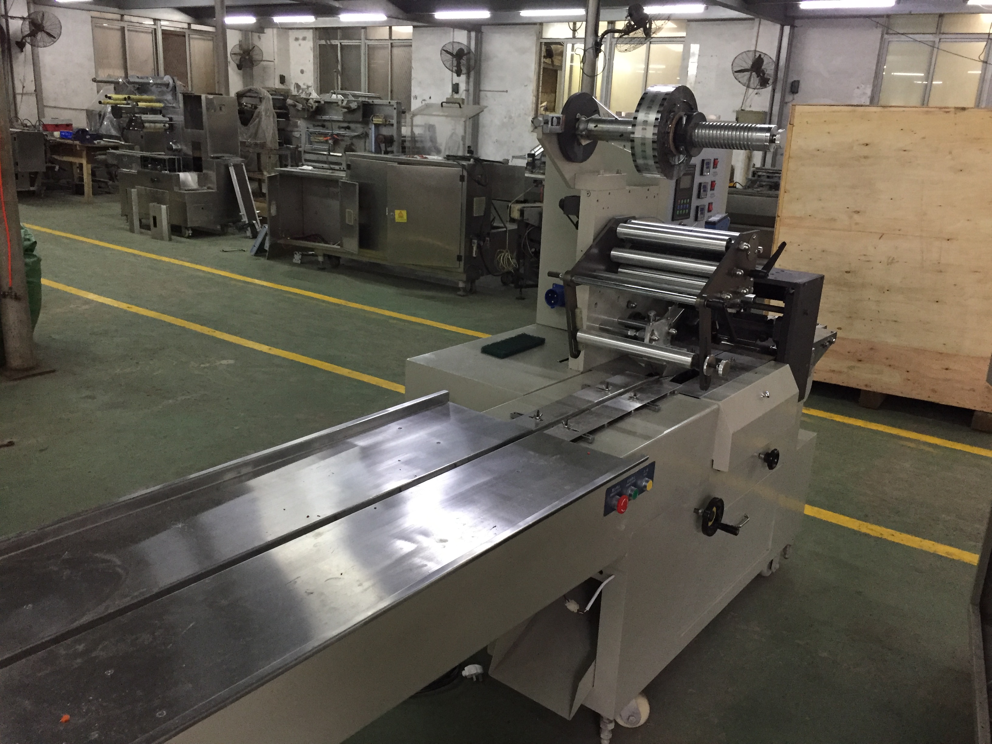 China Automatic Horizontal Pillow Flow Type Wrapping Packing Machine manufacturer