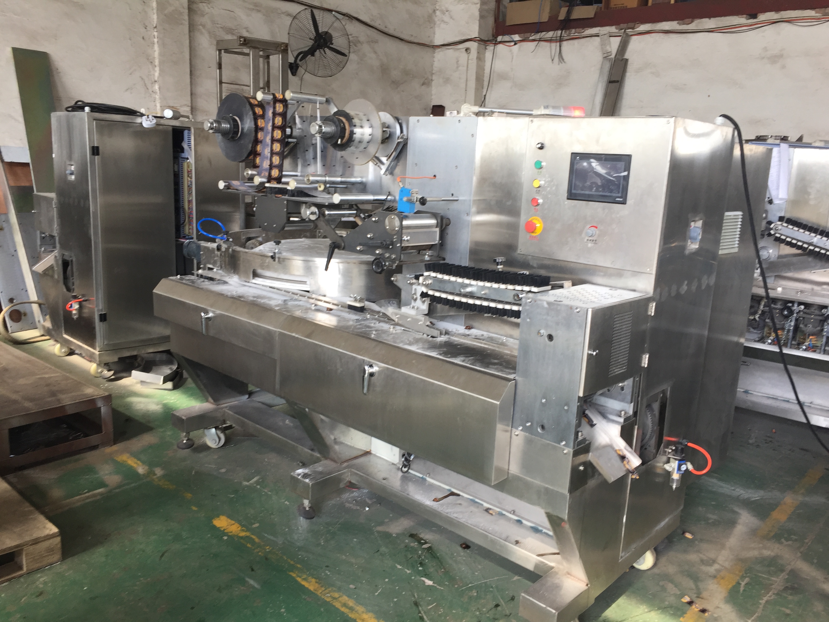 China Automatic Low Cost Pillow Type Biscuit Pouch Flow Packing Machine for Sale manufacturer