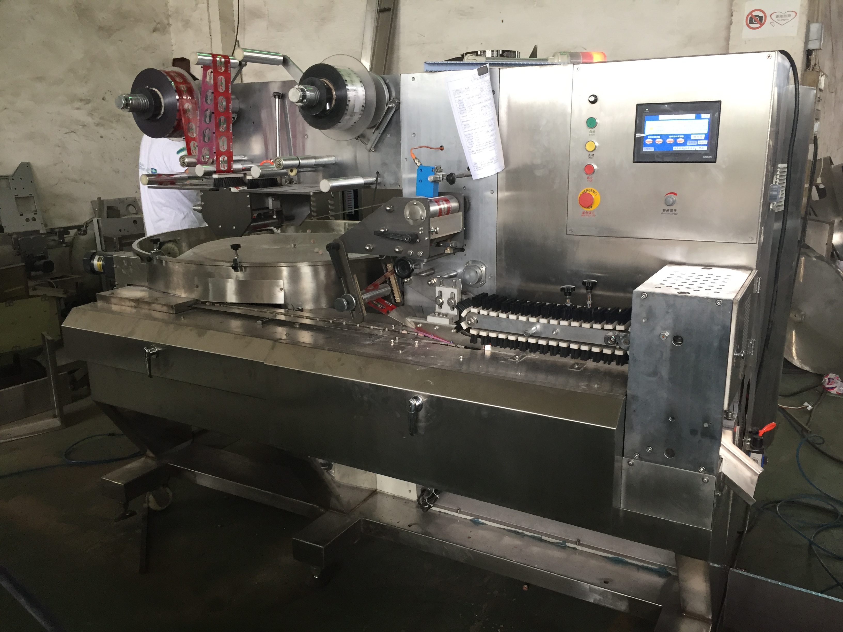 China Automatic Low Cost Pillow Type Biscuit Pouch Flow Packing Machine for Sale manufacturer