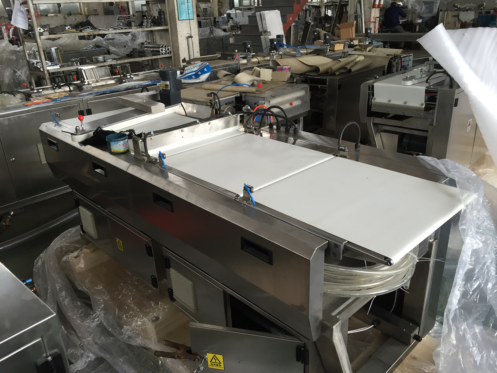 China Chocolate auto feeding flow pack machine for food pillow-type packaging machine chocolate wrapping machine manufacturer