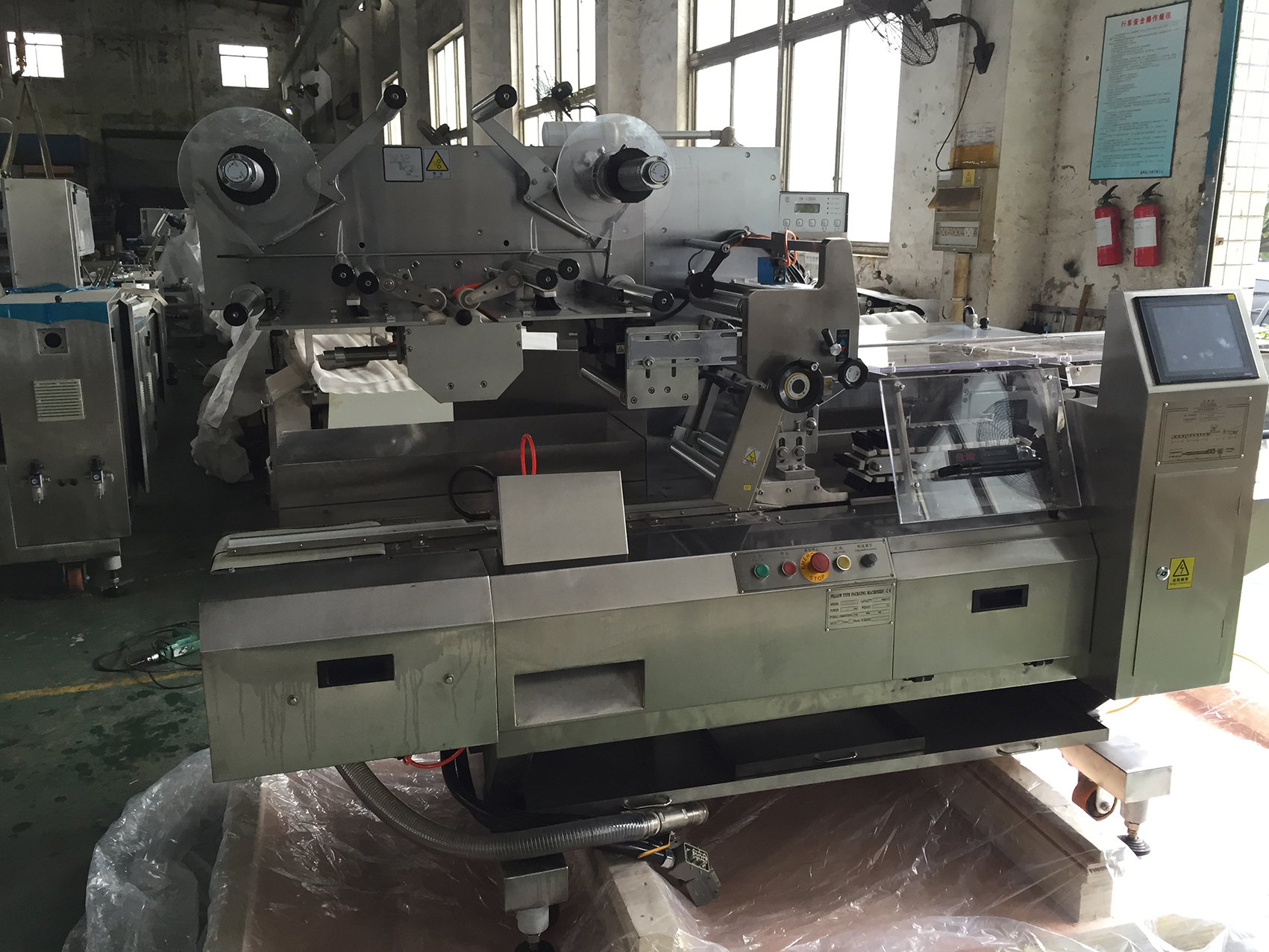 China Chocolate auto feeding flow pack machine for food pillow-type packaging machine chocolate wrapping machine manufacturer