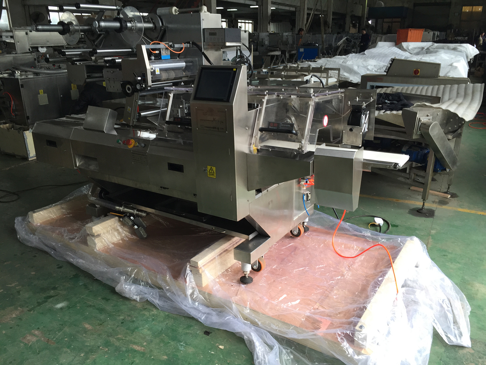 China Chocolate auto feeding flow pack machine for food pillow-type packaging machine chocolate wrapping machine manufacturer