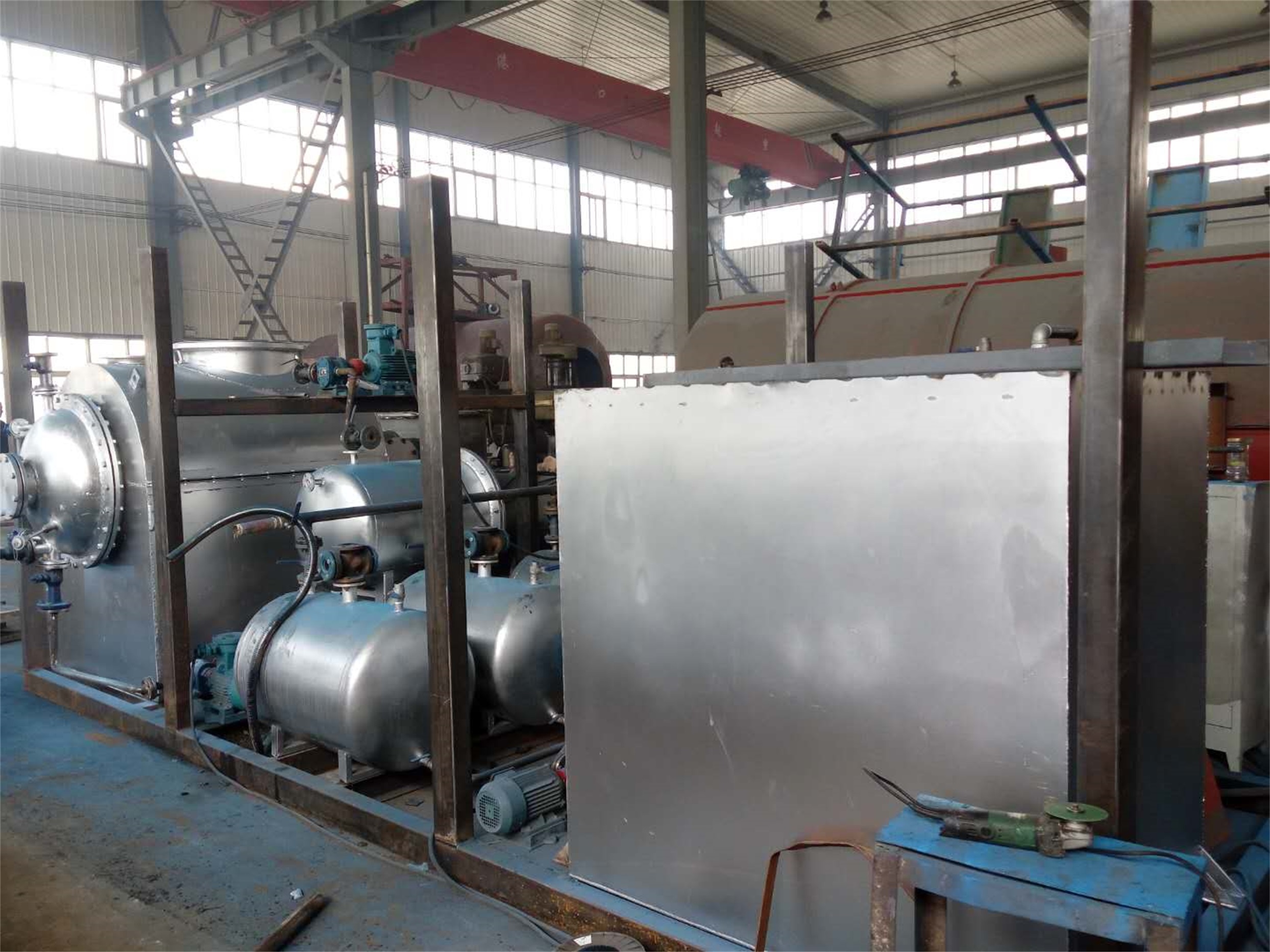 1 tonnellata di apparecchiature per la raffinazione del petrolio