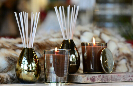 Le bougeoir en verre peut mieux contraster l'environnement