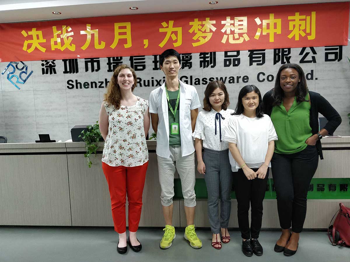 Les anciens clients viennent à l'entreprise pour la deuxième fois pour prendre des échantillons