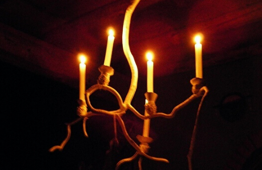 Warum sollten Sie keine Kerzenhalter aus brennbarem Material herstellen?