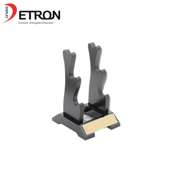 O supermercado personalizou o armário de exposição de madeira da bancada para o cigarro