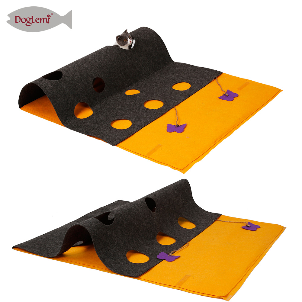 Gato rascándose una manta