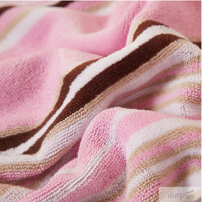 Gepersonaliseerde luxe streep badhanddoek