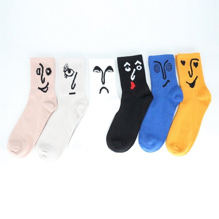 Chine chaussettes de coton colorées pour femmes, gros femmes chaussettes colorées en vente, femmes cool chaussettes folles Chine fabricant