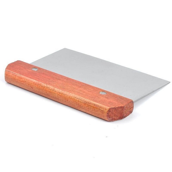 Raspador de pasta de acero inoxidable con mango de madera